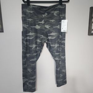 NWT Athleta ultimate Camo 7/8 legging  sz 2X